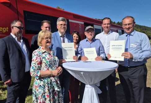 Meilenstein für die Vollreaktivierung der Wutachtalbahn:  Symbolischer Spatenstich für neuen Kreuzungsbahnhof in Ofteringen