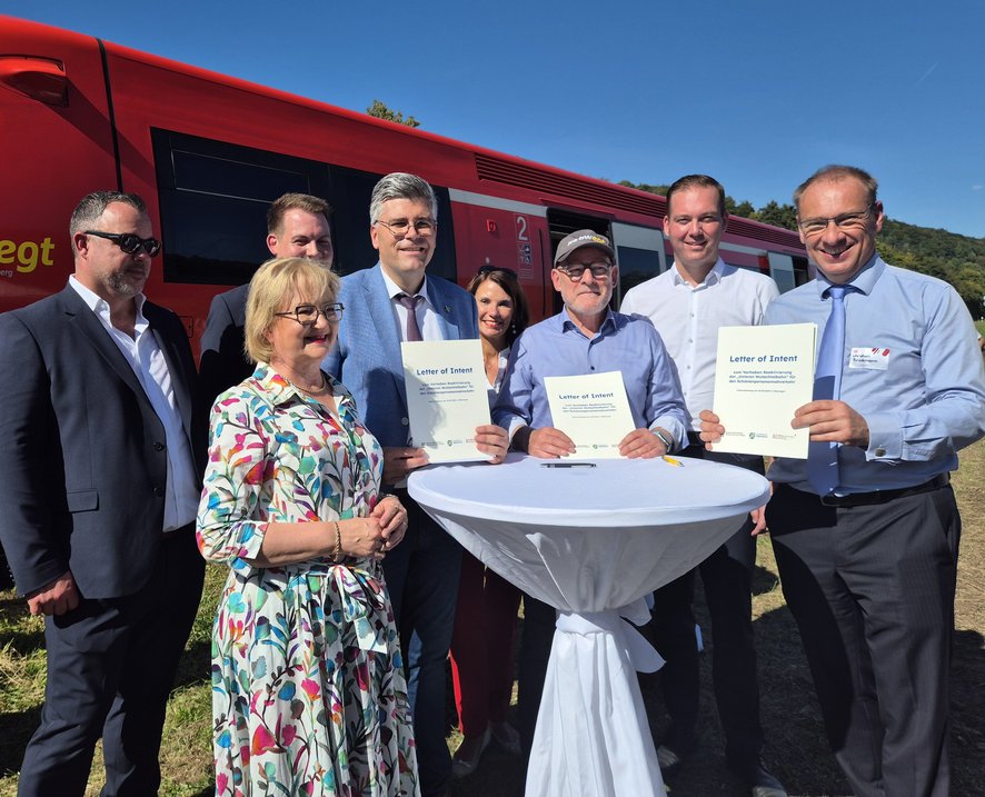 Unterzeichneten einen Letter of intent: Landrat Dr. Martin Kistler, Verkehrsminister Winfried Hermann und Christian Brinkmann, Leiter der Bahnbetriebe Blumberg.