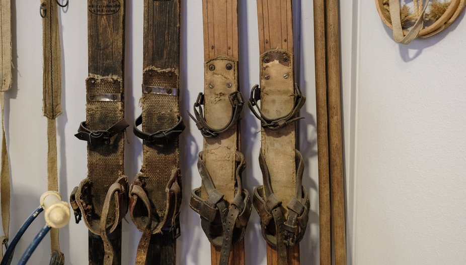 Alte Skier in der Dauerausstellung des Kreismuseums