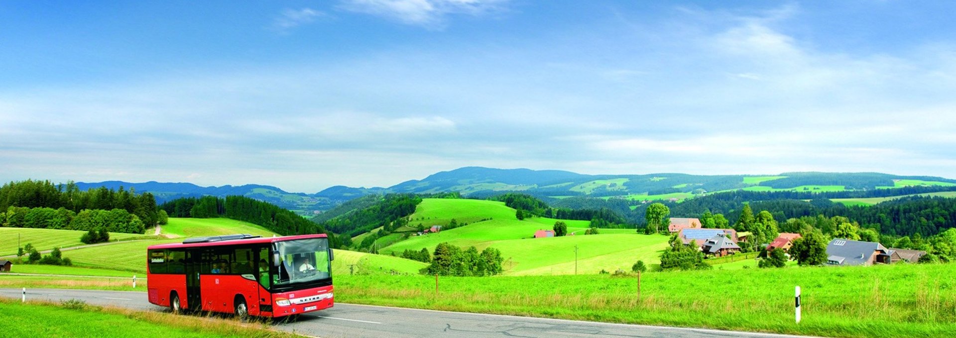 Roter Freizeitbus in der Landschaft des Landkreises Waldshut