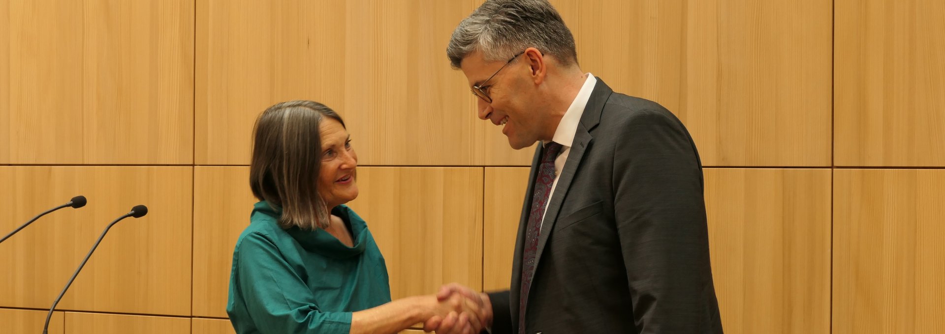 Regierungspräsidentin Bärbel Schäfer gratuliert Landrat Dr. Kistler zur Vereidigung
