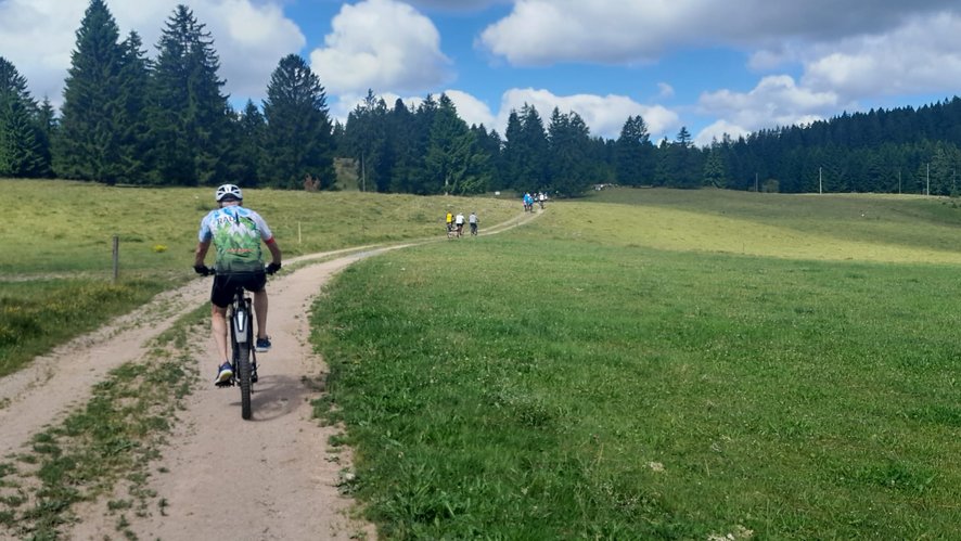 Fahrradfahrer fahren entlang eines Pfads im Landkreis Waldshut