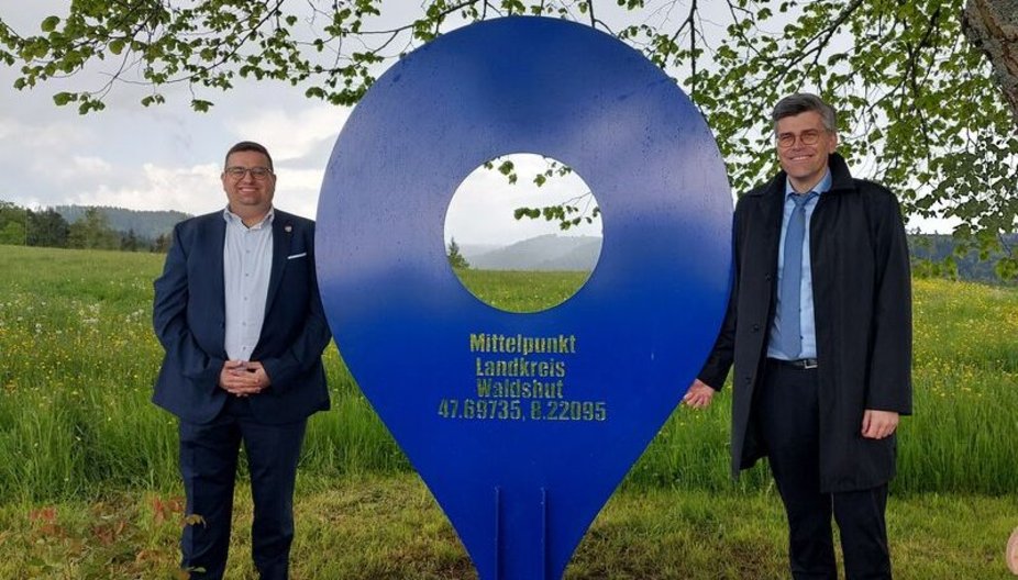 Geographischer Mittelpunkt eingeweiht von Landrat Dr. Martin Kistler und Weilheims Bürgermeister Jan Albicker