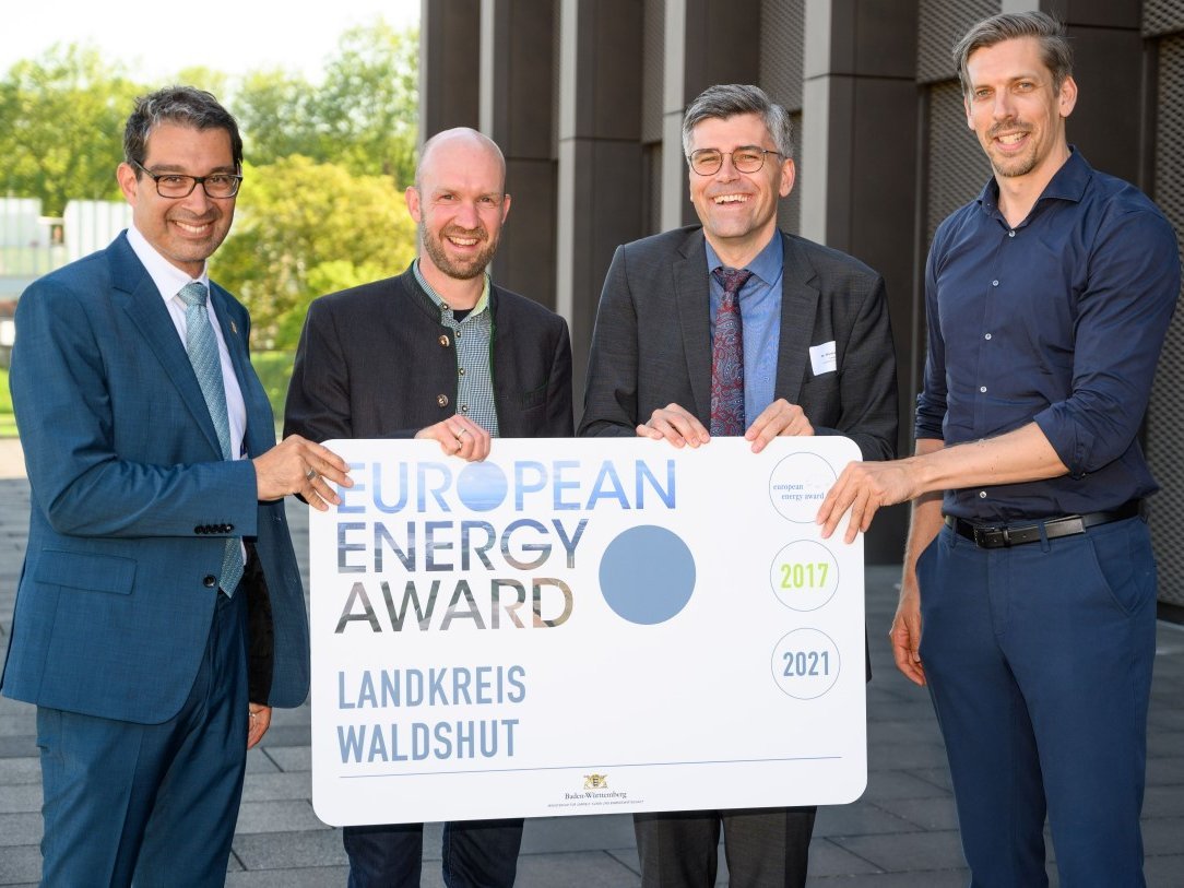 Auszeichnungsfeier in Reutlingen: v.l.n.r: Dr. Andre Baumann (Umweltstaatssekretär), Gregor Allgeier (eea-Koordinator), Landrat Dr. Martin Kistler, Jan Münster (Energieagentur Südwest)