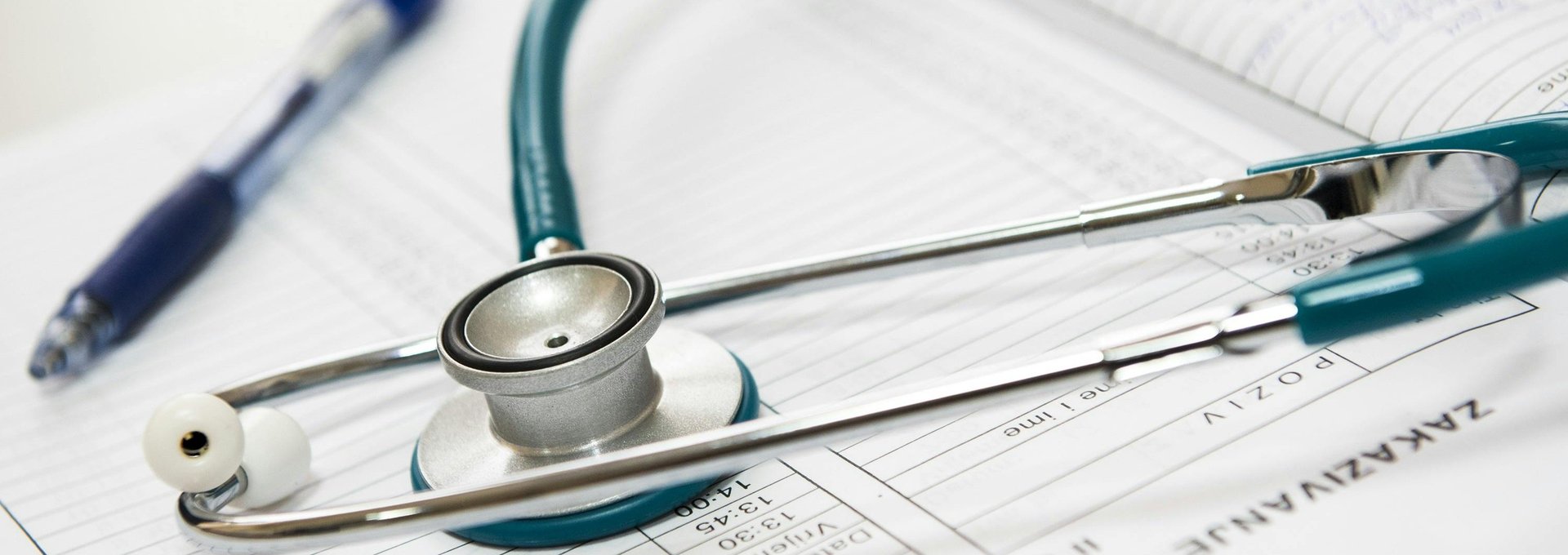ein Stethoskop auf einer Patientenakte