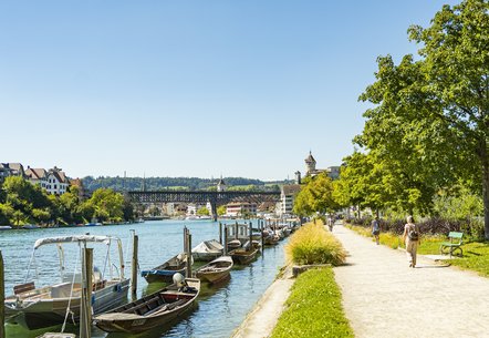 Holzkanus im Fluss