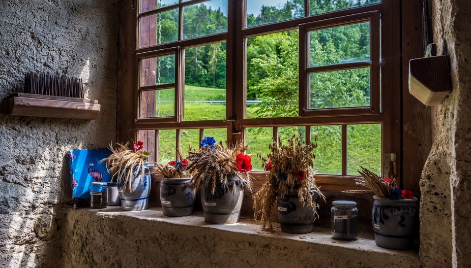 Blick aus der Mühle, einzelne Getreidegläser