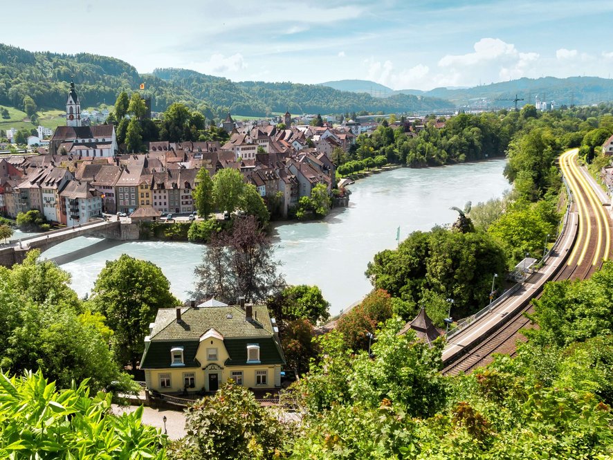 Blick auf die Strecke der Hochrheinbahn bei Laufenburg