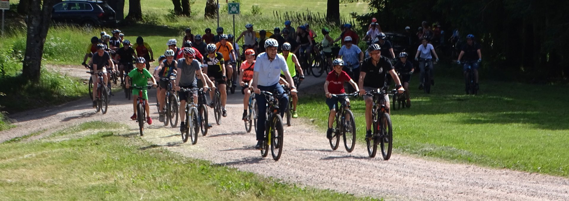 Eine Gruppe Radfahrer beim Stadtradeln mit BM Dröse (Herrischried) und Landrat Dr. Kistler