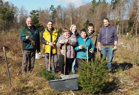 Schüler der Carl-Heinrich-Rösch Schule pflanzen Bäume