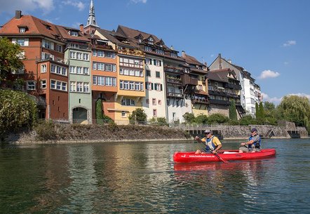 Kanufahrer vor Altstadtkulisse