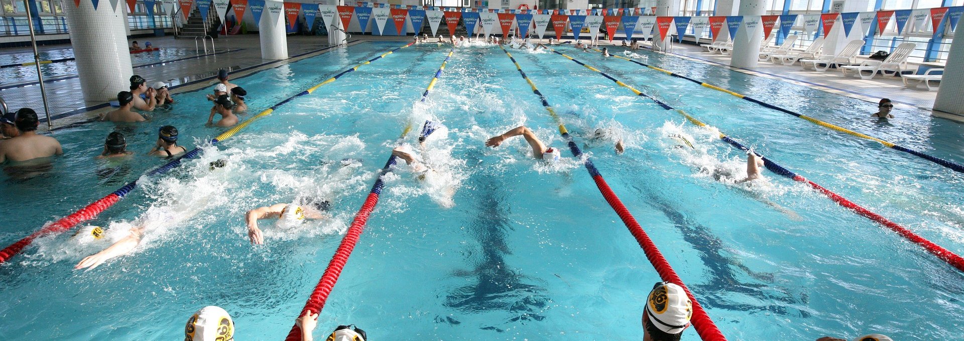 ein Hallenbad mit Schwimmern