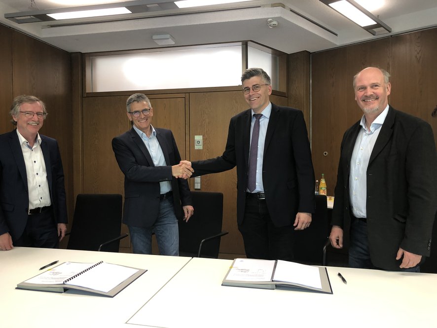 Gesundheitspark Hochrhein: Planung für Infrastruktur beginnt - Landkreis unterzeichnet Vertrag mit regionalen Unternehmen