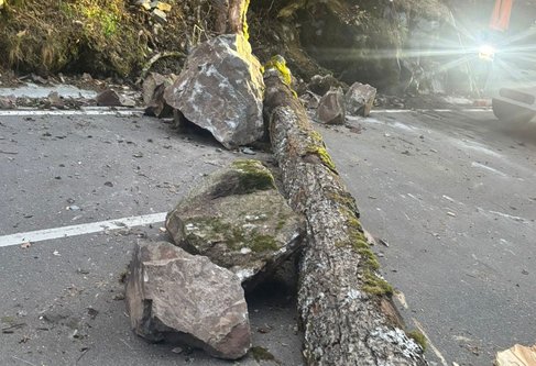 Umgestürzte Bäume und Steinblöcke auf der L157/Schlüchttal