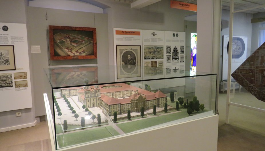 Bilck in die Ausstellung, mit weiterem Klostermodell sowie Infotafeln zur Klostergeschichte