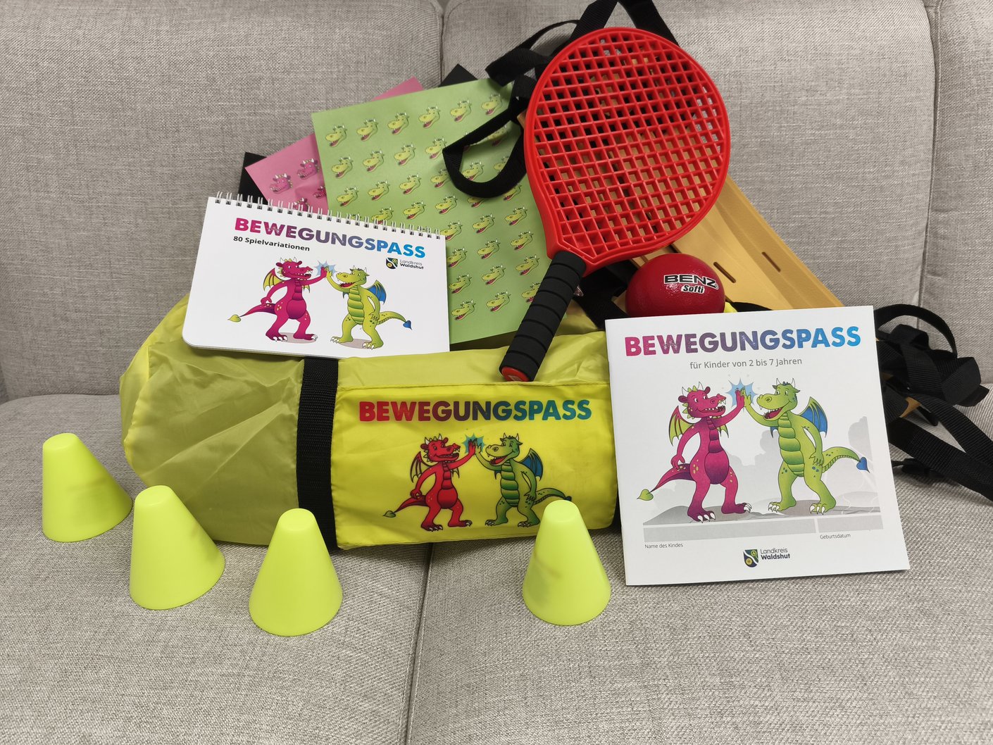 Bunte Sportartikel mit Drachenmotiv