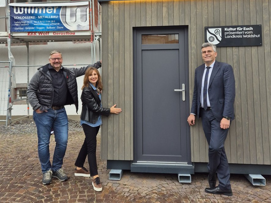 Landrat Dr. Martin Kistler, Kreisrat Herbert Duttlinger und Kulturreferentin Susanna Heim eröffnen das Tinyhouse