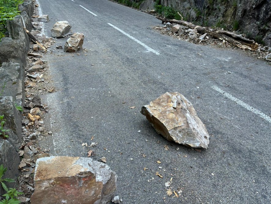 Felsen auf der Straße-Felssturz