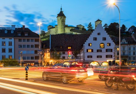 Straßenverkehr bei Nacht